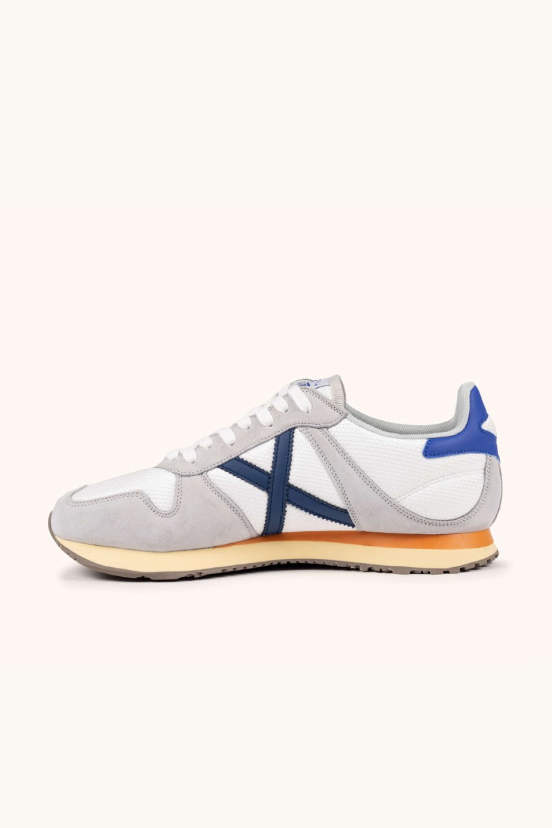  Zapatillas Munich en blanco y gris con estilo retro running, ideales para looks urbanos cómodos y versátiles. 