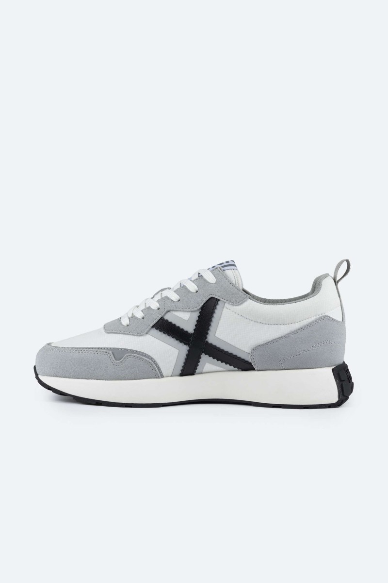  Zapatillas Munich en blanco, gris y negro con estilo deportivo elegante, perfectas para looks urbanos cómodos y versátiles. 
