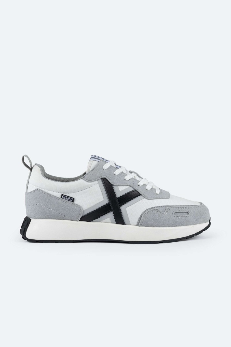  Zapatillas Munich en blanco, gris y negro con estilo deportivo elegante, perfectas para looks urbanos cómodos y versátiles. 