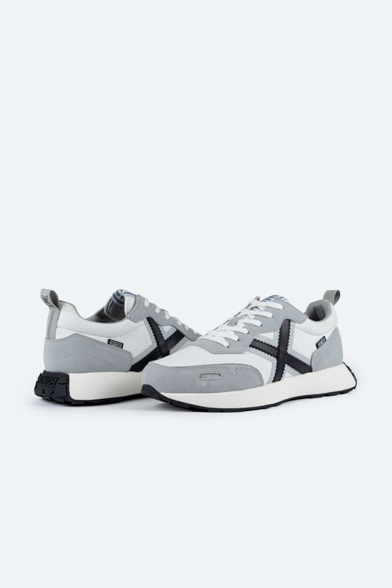  Zapatillas Munich en blanco, gris y negro con estilo deportivo elegante, perfectas para looks urbanos cómodos y versátiles. 