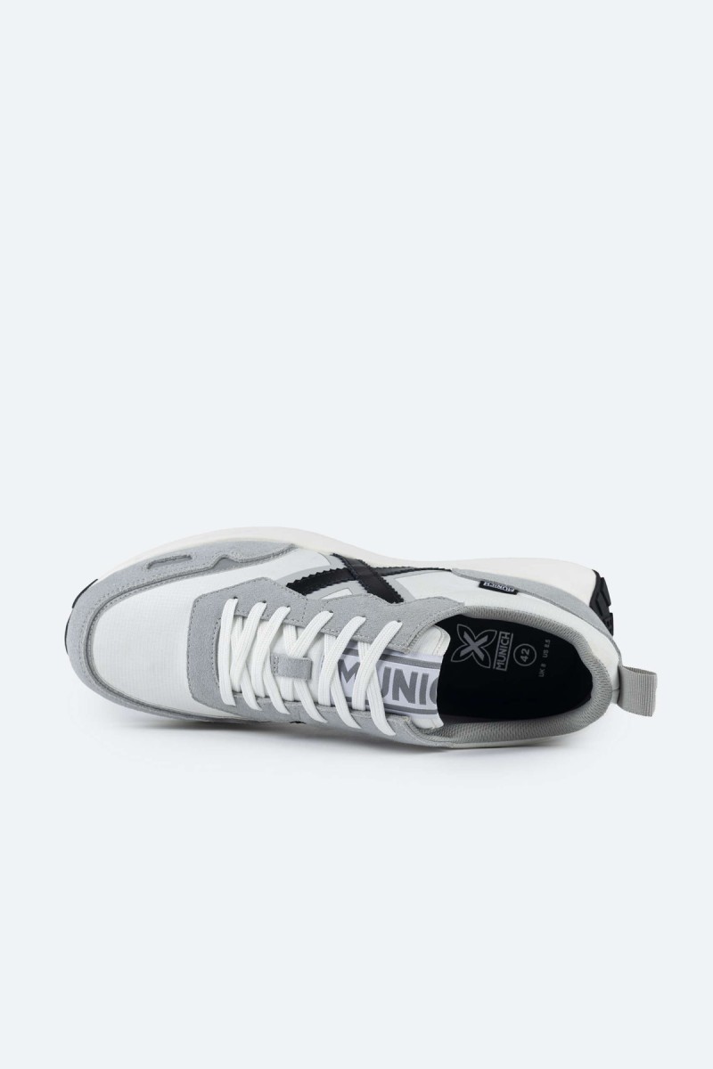  Zapatillas Munich en blanco, gris y negro con estilo deportivo elegante, perfectas para looks urbanos cómodos y versátiles. 