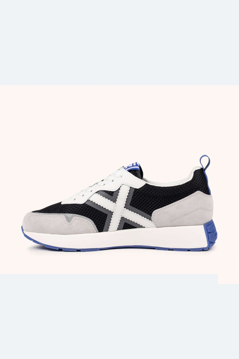  Zapatillas Munich en blanco, negro y gris con estilo deportivo elegante, ideales para looks urbanos cómodos y versátiles. 