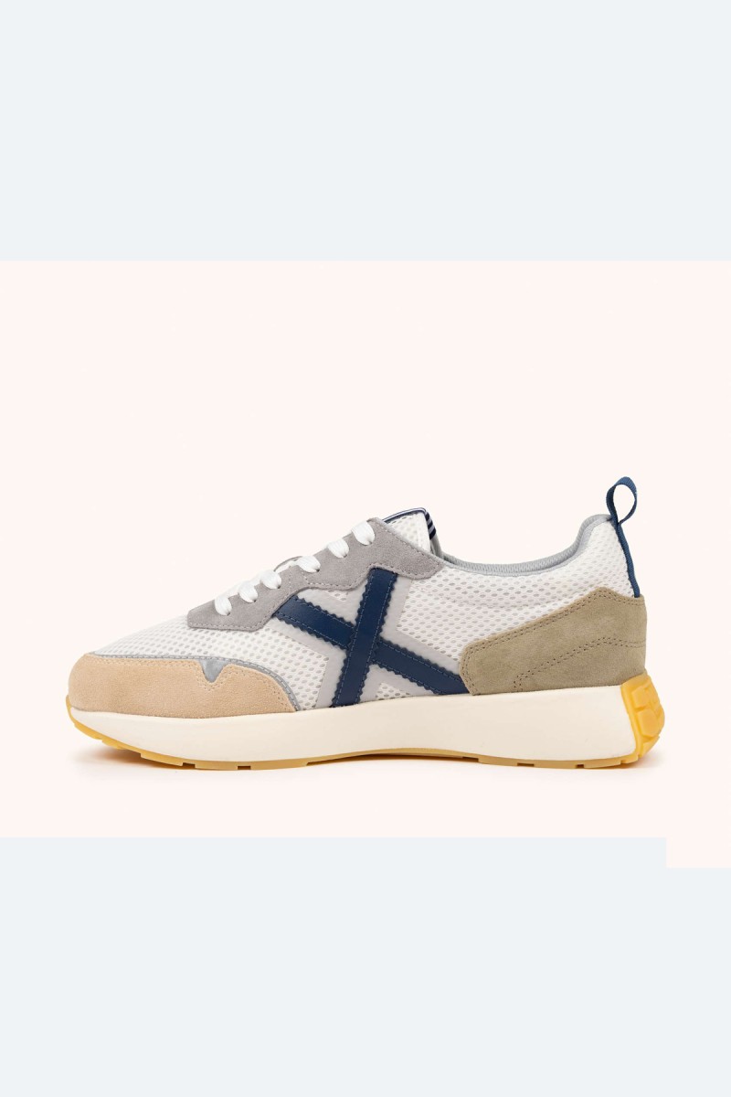  Zapatillas Munich en blanco, gris y azul con estilo deportivo elegante, ideales para looks urbanos cómodos y versátiles. 