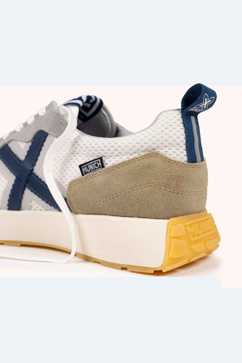  Zapatillas Munich en blanco, gris y azul con estilo deportivo elegante, ideales para looks urbanos cómodos y versátiles. 