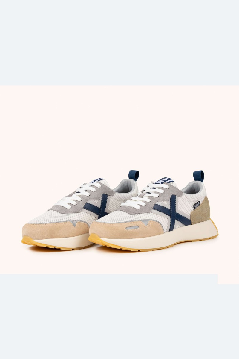  Zapatillas Munich en blanco, gris y azul con estilo deportivo elegante, ideales para looks urbanos cómodos y versátiles. 