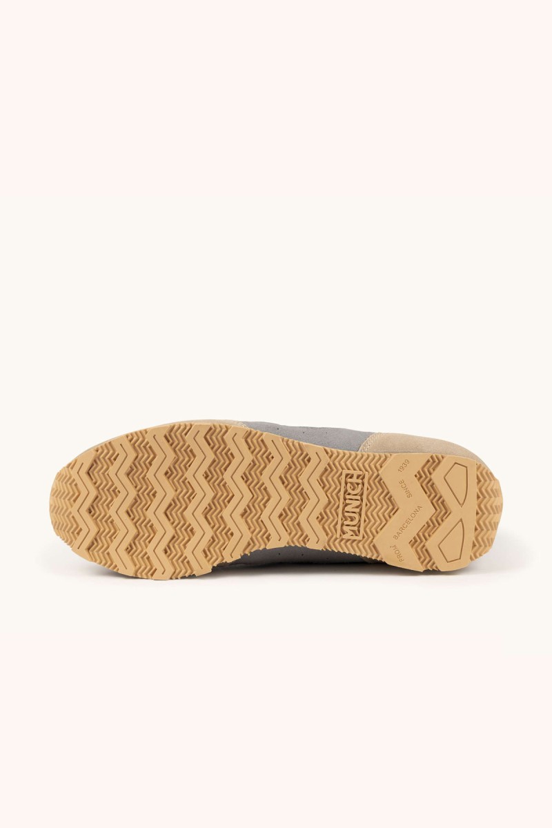  Zapatillas Munich en gris y beige con estilo retro, ideales para looks urbanos cómodos y versátiles en el día a día. 