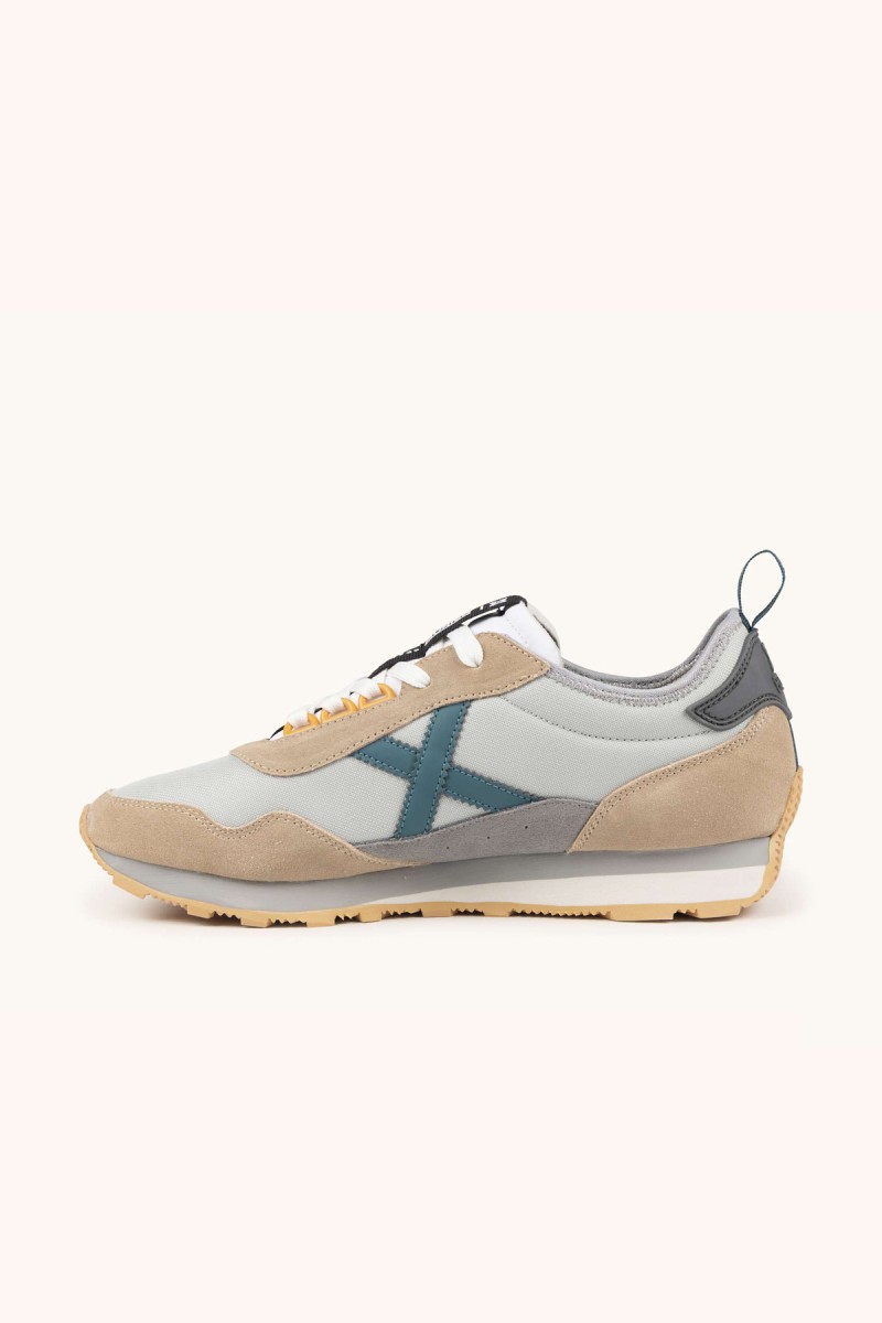  Zapatillas Munich en gris y beige con estilo retro, ideales para looks urbanos cómodos y versátiles en el día a día.  2