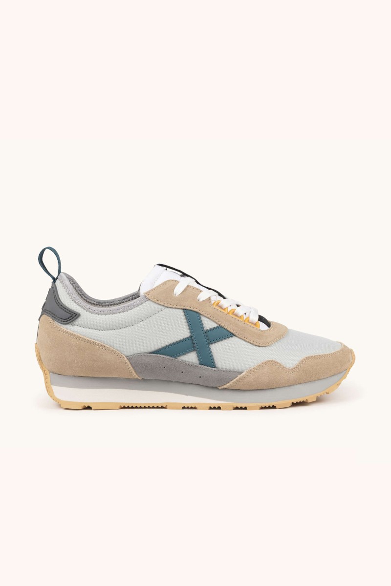  Zapatillas Munich en gris y beige con estilo retro, ideales para looks urbanos cómodos y versátiles en el día a día. 