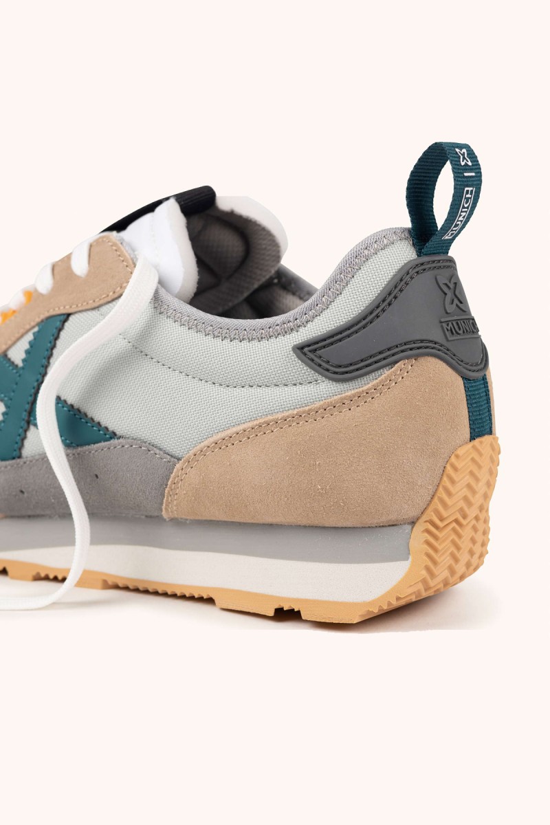  Zapatillas Munich en gris y beige con estilo retro, ideales para looks urbanos cómodos y versátiles en el día a día. 