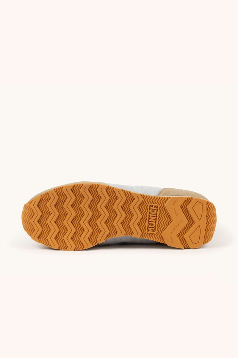  Zapatillas Munich en marrón y beige con estilo retro, ideales para looks urbanos cómodos y fáciles de combinar. 