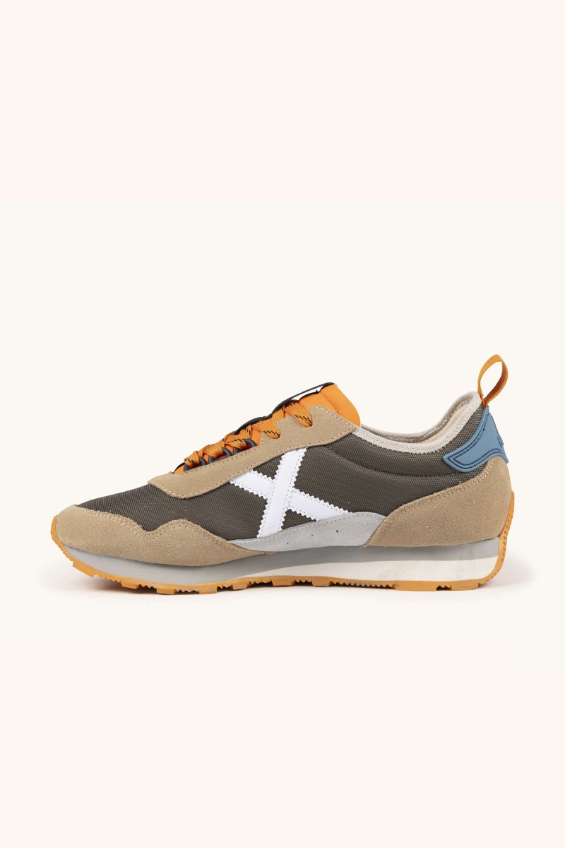  Zapatillas Munich en marrón y beige con estilo retro, ideales para looks urbanos cómodos y fáciles de combinar.  2
