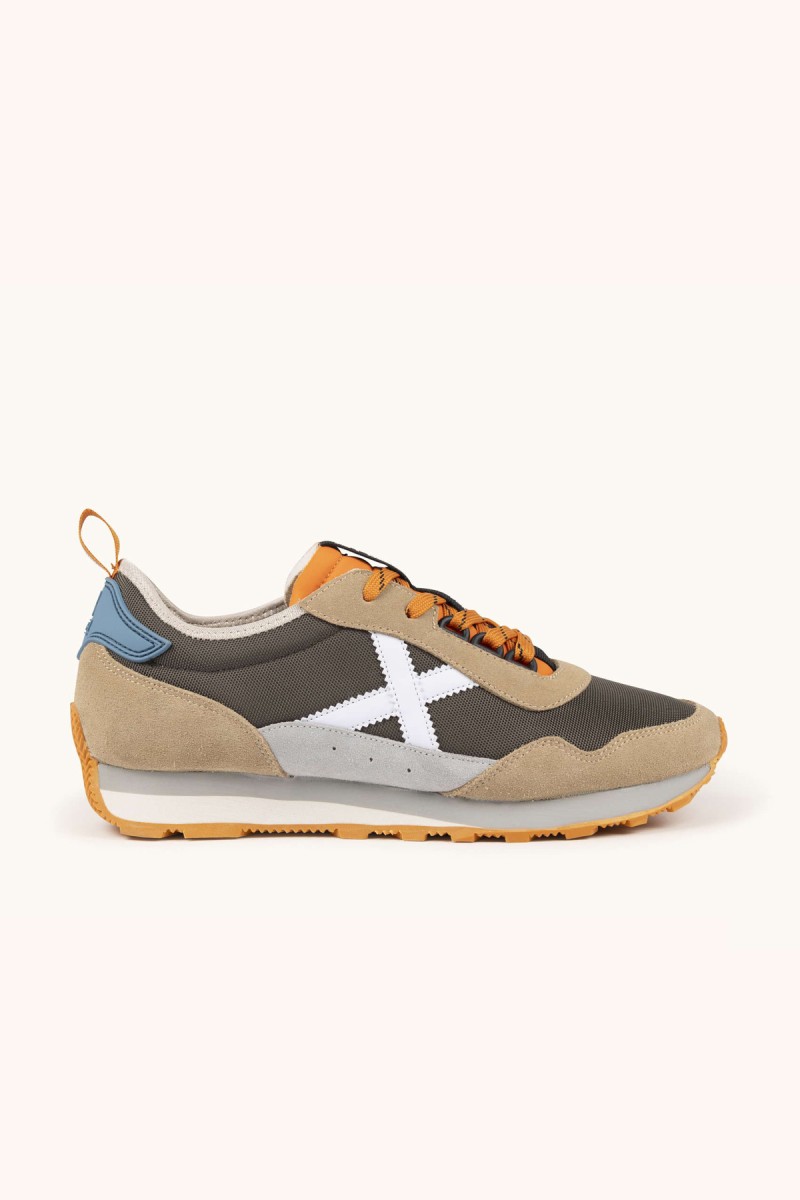  Zapatillas Munich en marrón y beige con estilo retro, ideales para looks urbanos cómodos y fáciles de combinar. 