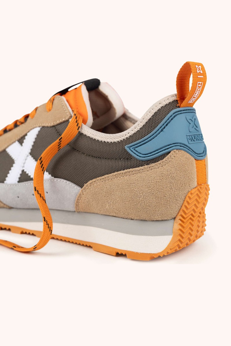  Zapatillas Munich en marrón y beige con estilo retro, ideales para looks urbanos cómodos y fáciles de combinar. 