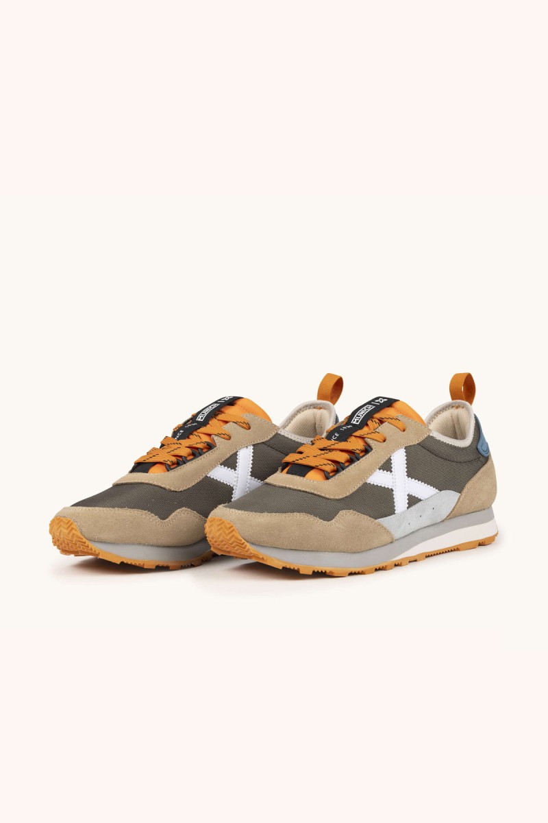  Zapatillas Munich en marrón y beige con estilo retro, ideales para looks urbanos cómodos y fáciles de combinar. 