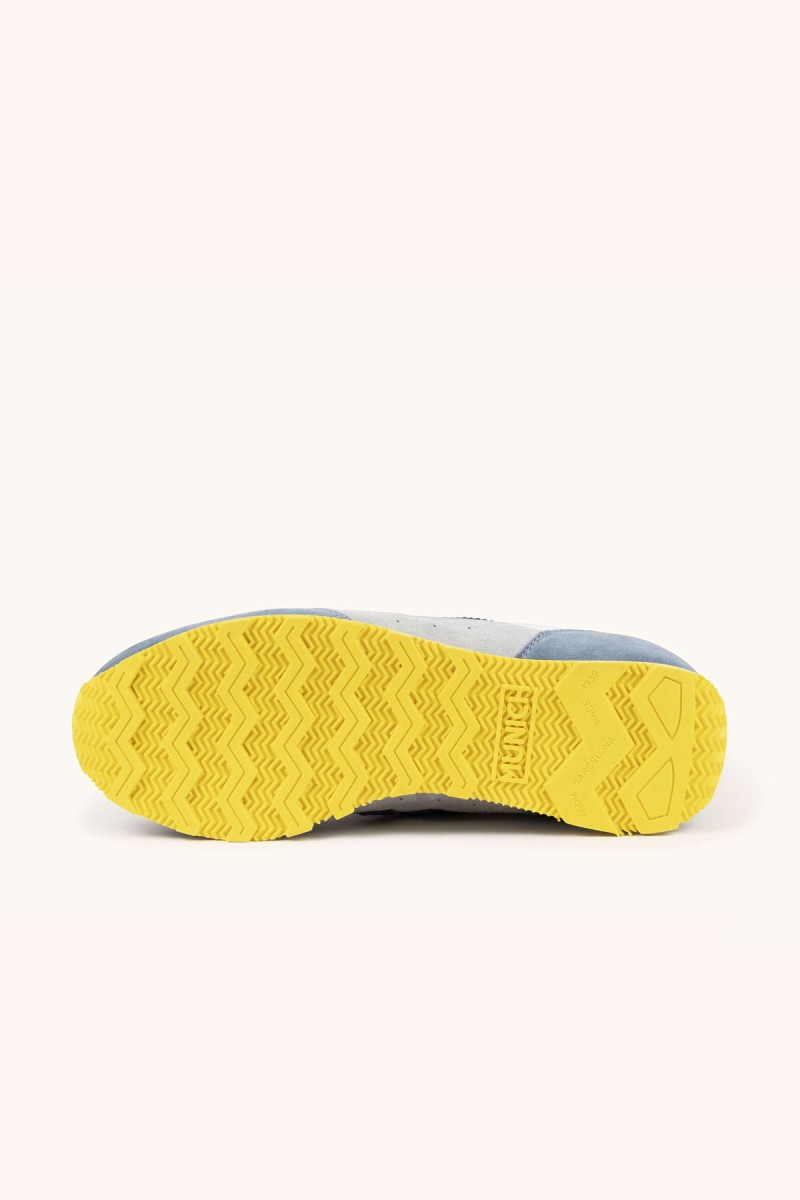  Zapatillas Munich en blanco y gris con estilo retro, ideales para looks urbanos cómodos y fáciles de combinar. 