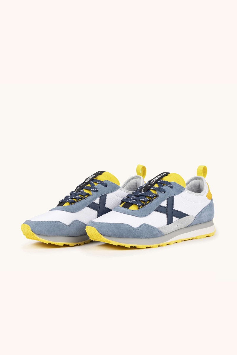  Zapatillas Munich en blanco y gris con estilo retro, ideales para looks urbanos cómodos y fáciles de combinar. 