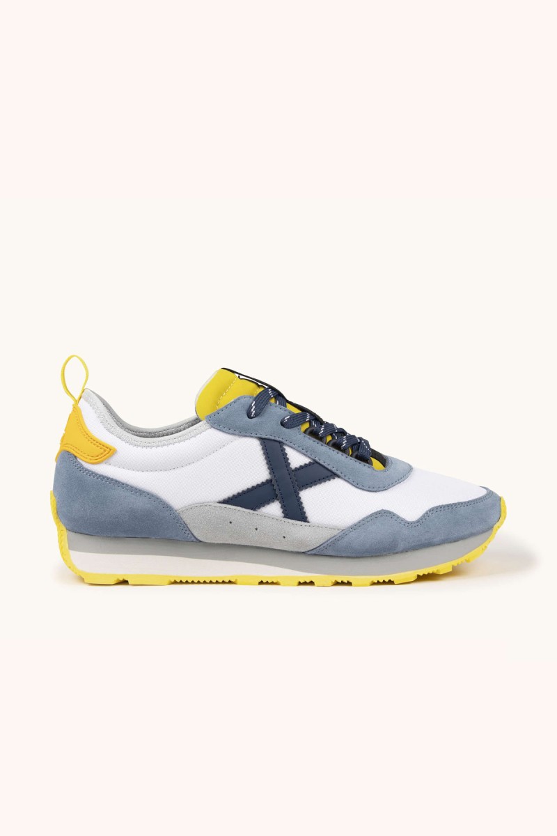  Zapatillas Munich en blanco y gris con estilo retro, ideales para looks urbanos cómodos y fáciles de combinar. 