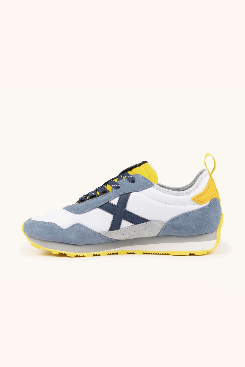  Zapatillas Munich en blanco y gris con estilo retro, ideales para looks urbanos cómodos y fáciles de combinar. 