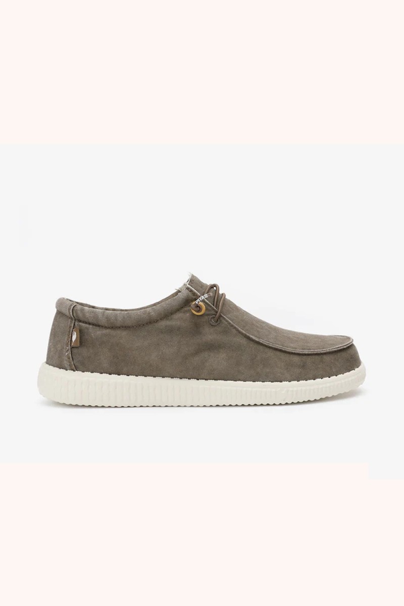  Wallabi Walk in Pitas en taupe con acabado washed, cómodo y versátil para looks casuales con estilo relajado. 