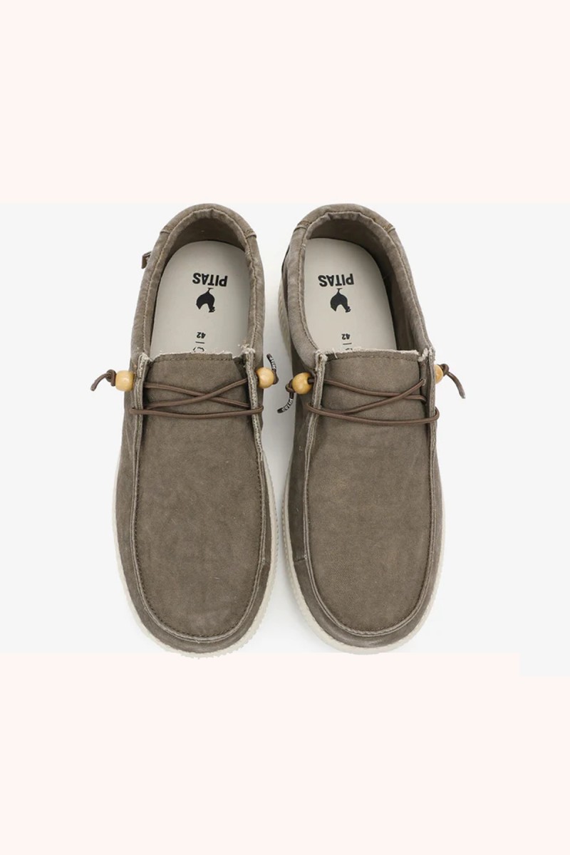  Wallabi Walk in Pitas en taupe con acabado washed, cómodo y versátil para looks casuales con estilo relajado. 