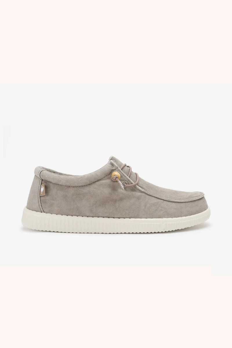  Wallabi Walk in Pitas en beige con acabado washed, cómodo y versátil para looks casuales con estilo relajado. 