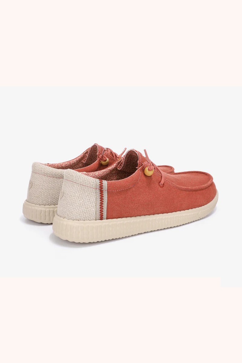  Wallabi Walk in Pitas en rojo, cómodo y versátil, perfecto para looks casuales con personalidad y estilo diferente.  2