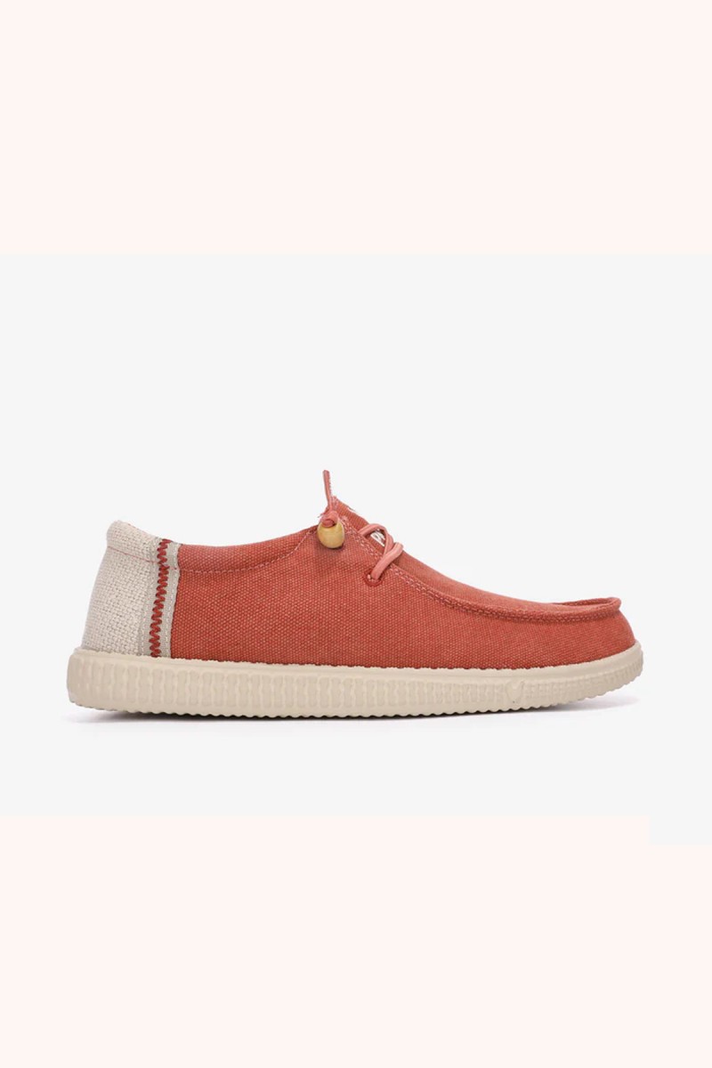  Wallabi Walk in Pitas en rojo, cómodo y versátil, perfecto para looks casuales con personalidad y estilo diferente. 
