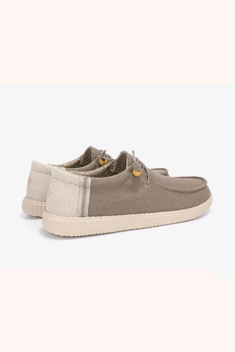  Wallabi Walk in Pitas en taupe, cómodo y versátil, perfecto para looks casuales con estilo natural y fácil combinación.  2