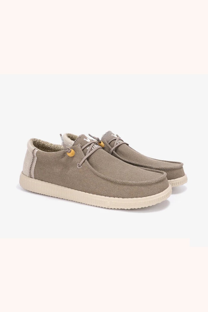  Wallabi Walk in Pitas en taupe, cómodo y versátil, perfecto para looks casuales con estilo natural y fácil combinación. 