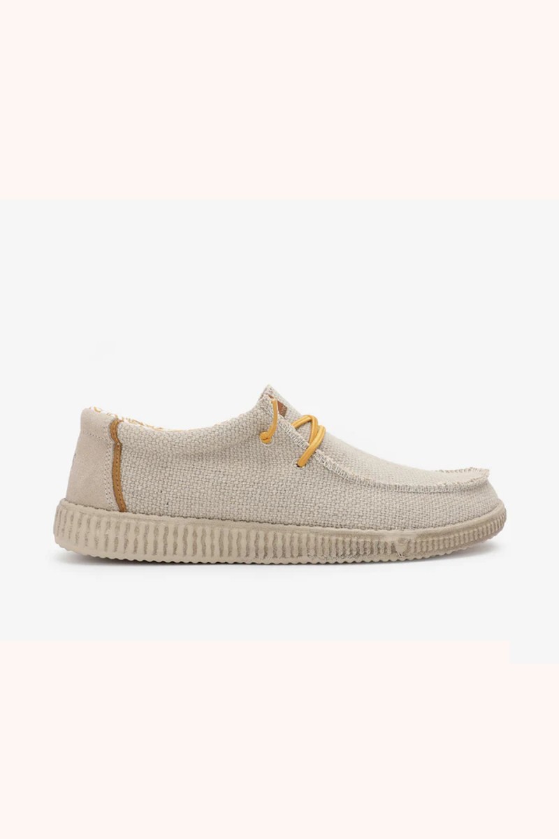  Wallabi Walk in Pitas en taupe, cómodo y versátil, perfecto para looks casuales con estilo natural y fácil combinación. 
