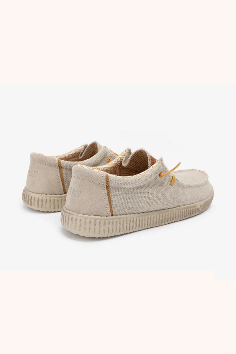  Wallabi Walk in Pitas en taupe, cómodo y versátil, perfecto para looks casuales con estilo natural y fácil combinación. 