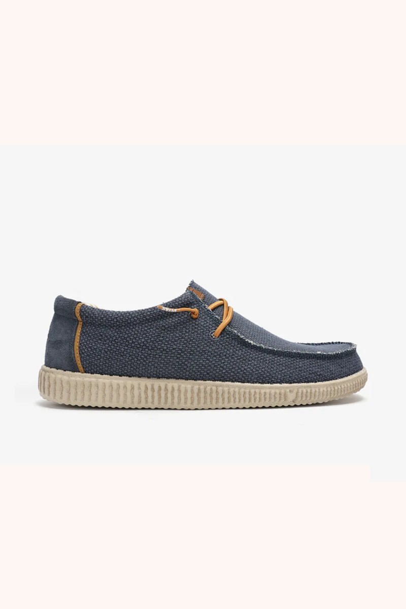  Wallabi Walk in Pitas en marino, cómodo y versátil, perfecto para looks casuales con estilo atemporal. 