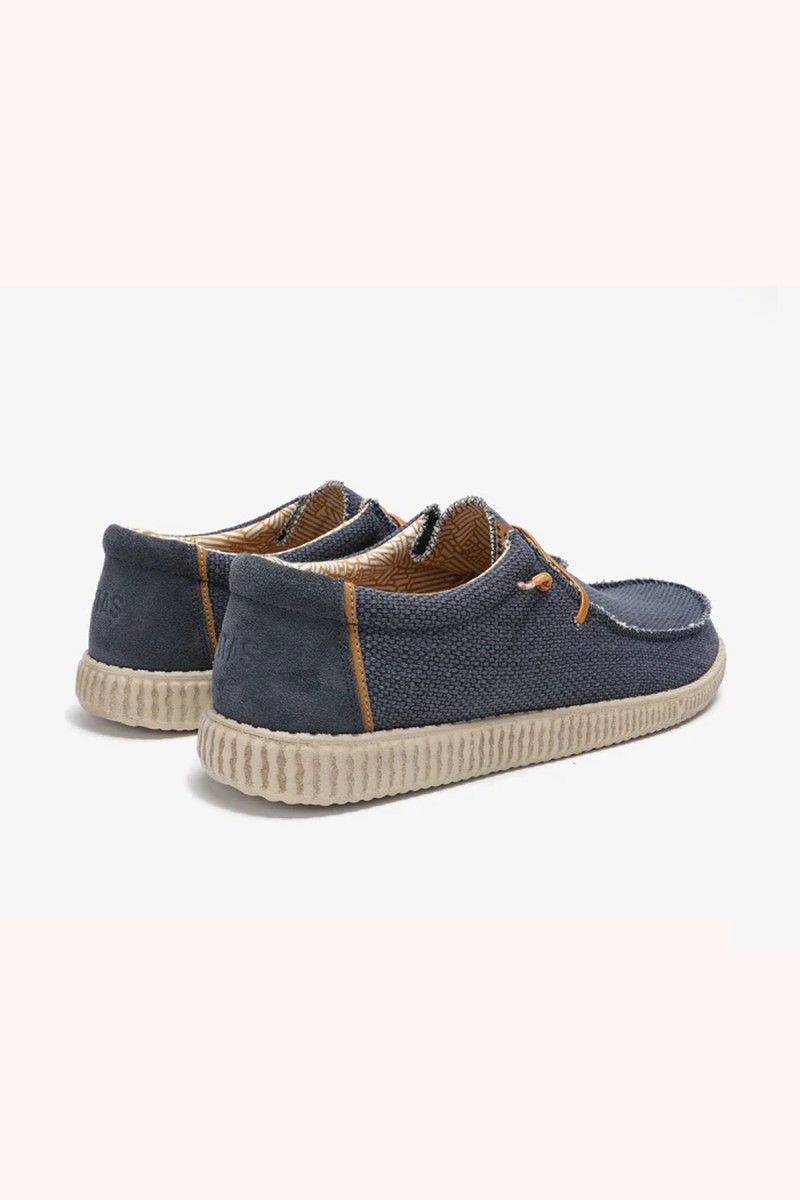  Wallabi Walk in Pitas en marino, cómodo y versátil, perfecto para looks casuales con estilo atemporal. 