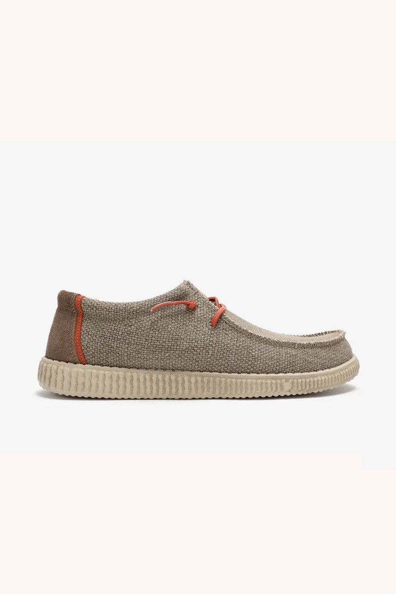  Wallabi Walk in Pitas en taupe, cómodo y versátil, perfecto para looks casuales con estilo natural y fácil combinación. 