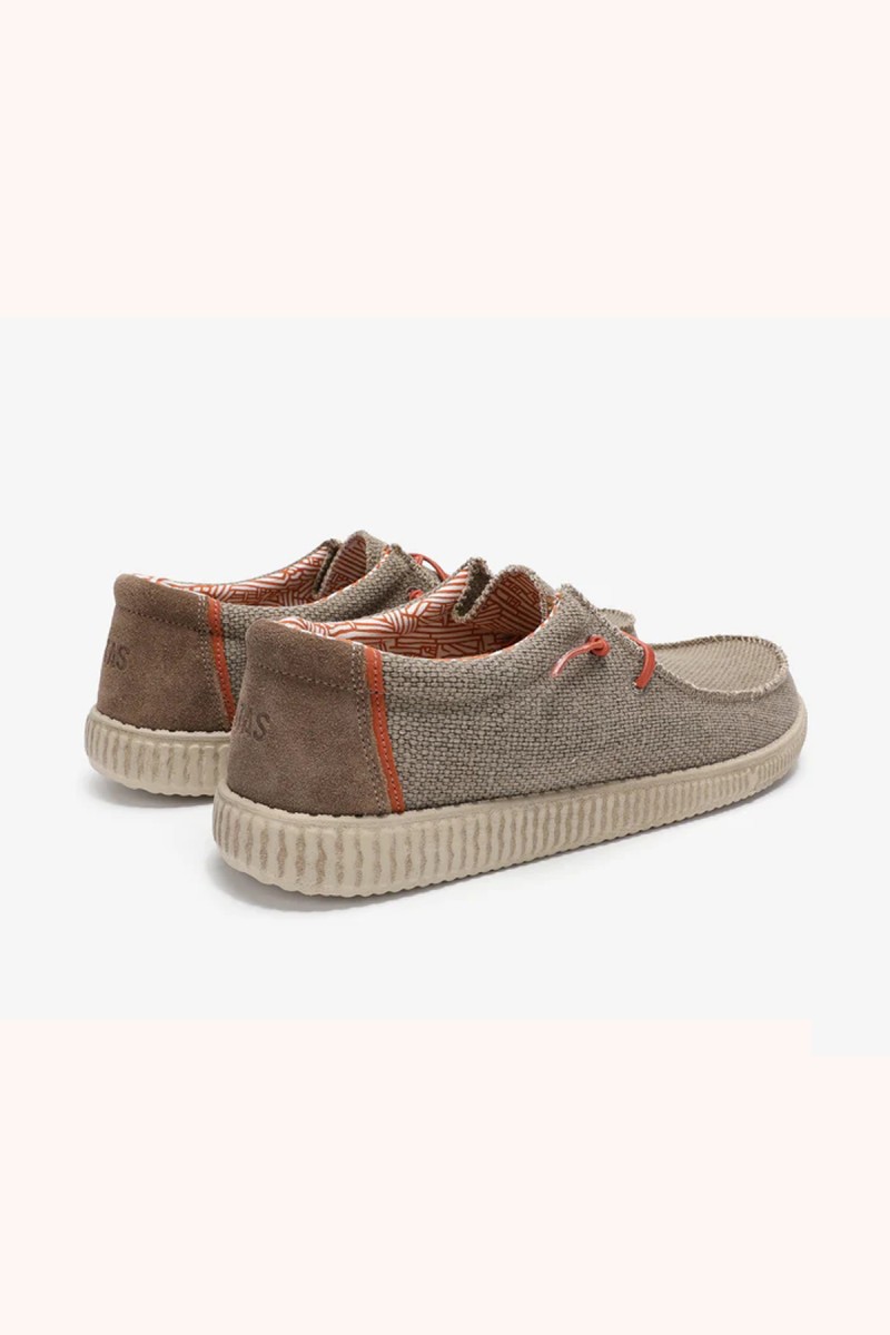  Wallabi Walk in Pitas en taupe, cómodo y versátil, perfecto para looks casuales con estilo natural y fácil combinación. 