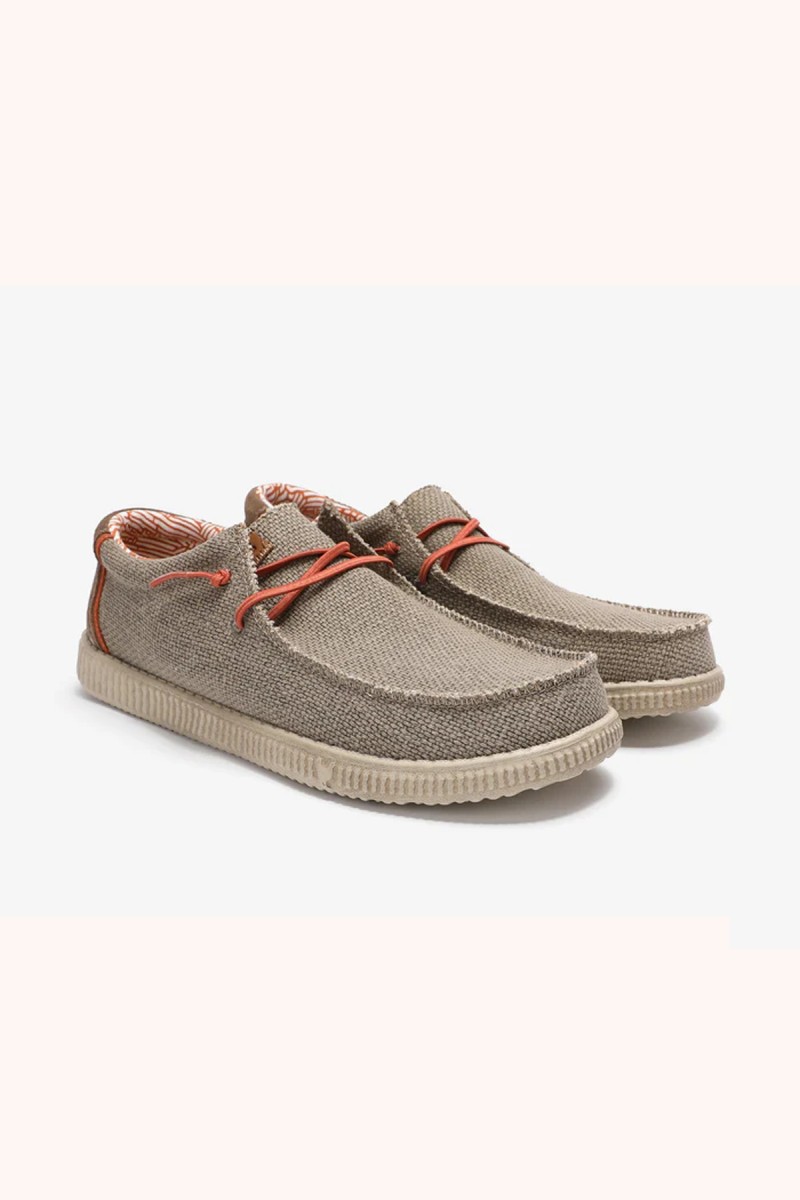  Wallabi Walk in Pitas en taupe, cómodo y versátil, perfecto para looks casuales con estilo natural y fácil combinación. 