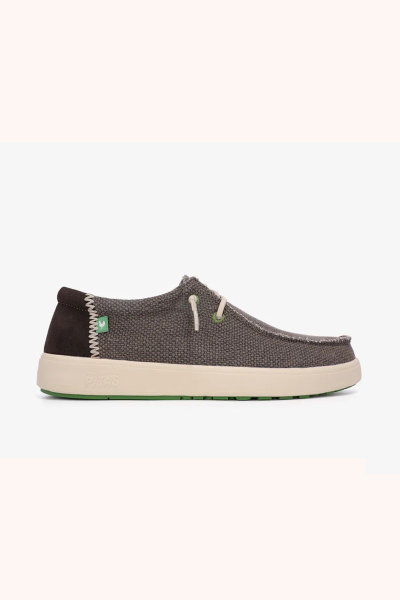  Wallabi Walk in Pitas en marrón, cómodo y versátil, perfecto para looks casuales con estilo natural y fácil combinación. 