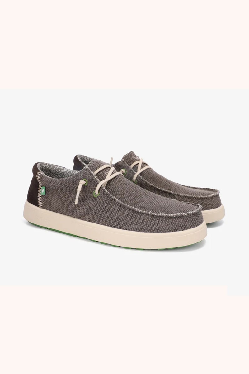  Wallabi Walk in Pitas en marrón, cómodo y versátil, perfecto para looks casuales con estilo natural y fácil combinación. 