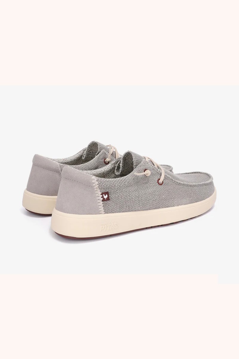  Wallabi Walk in Pitas en gris, cómodo y versátil, perfecto para looks casuales con estilo limpio y fácil combinación. 