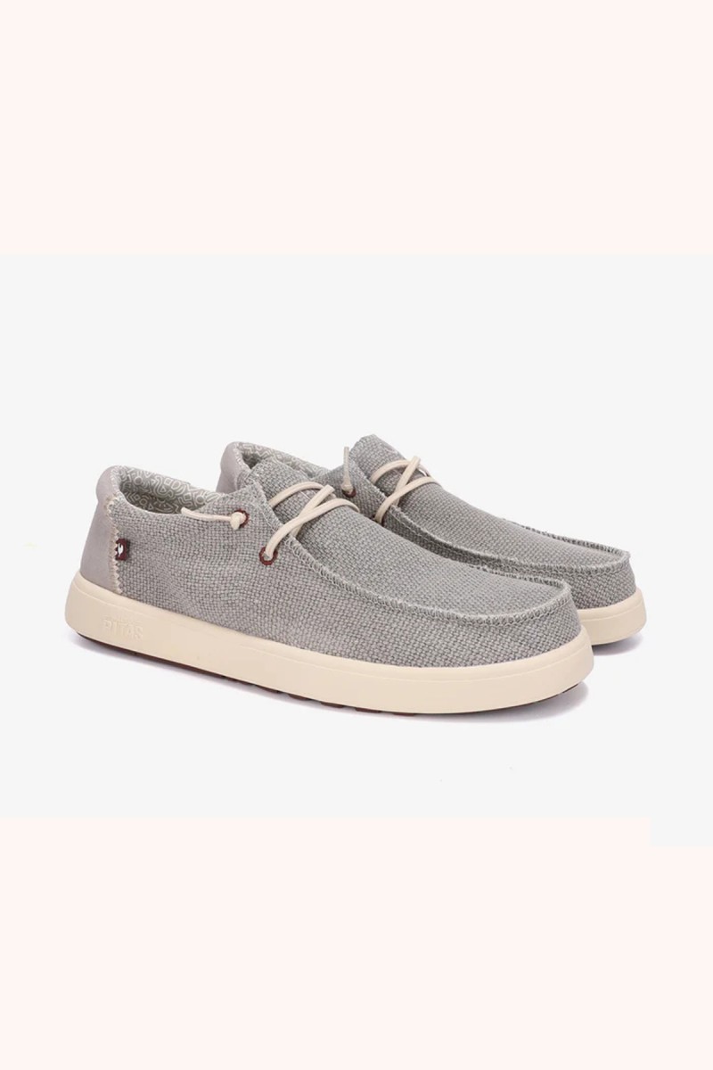  Wallabi Walk in Pitas en gris, cómodo y versátil, perfecto para looks casuales con estilo limpio y fácil combinación. 