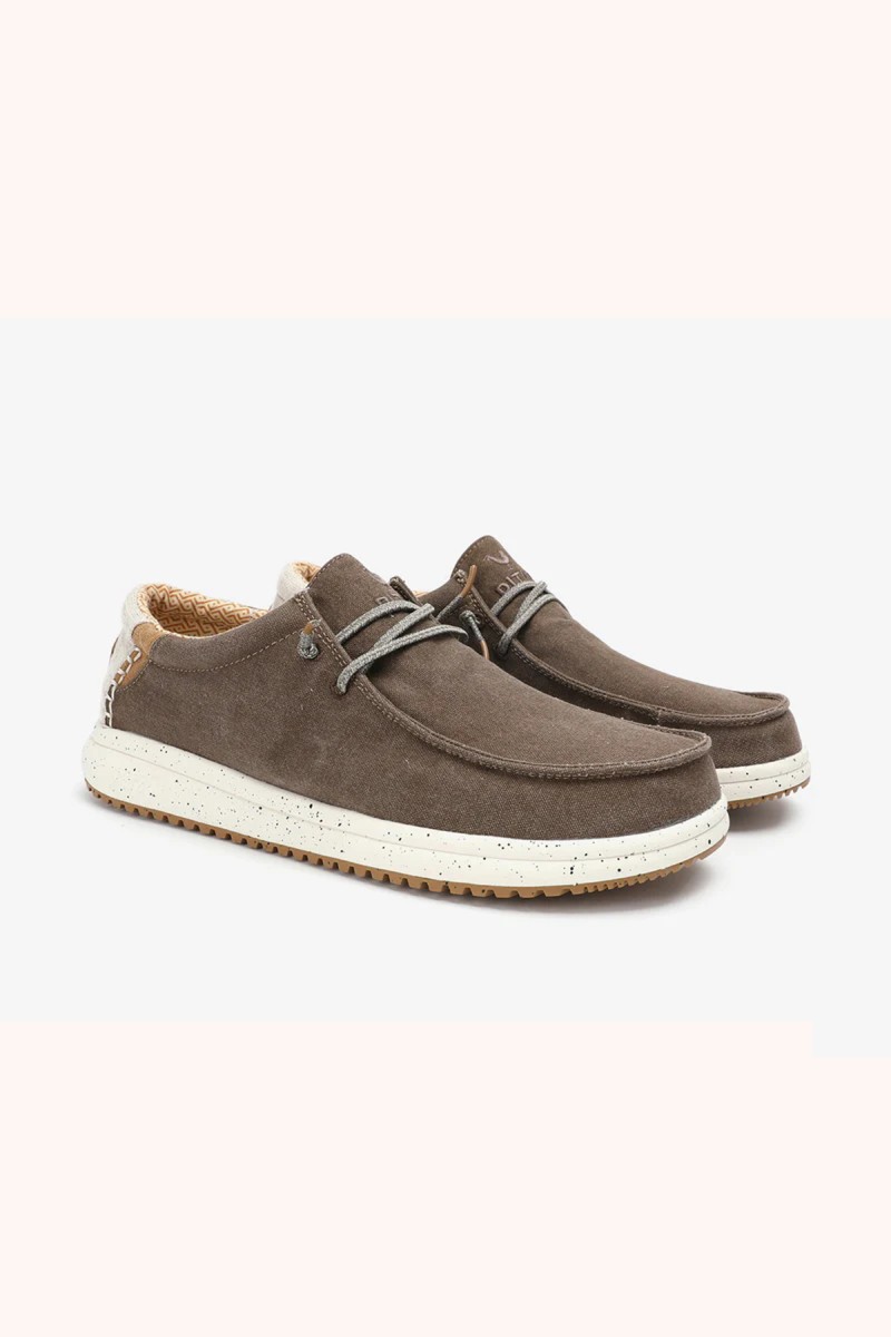  Wallabi Walk in Pitas en taupe, cómodo y versátil, perfecto para looks casuales con estilo natural y fácil combinación. 