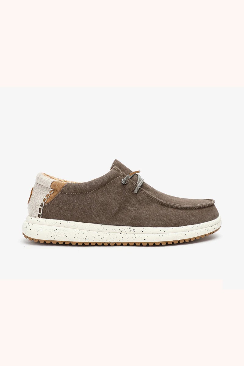  Wallabi Walk in Pitas en taupe, cómodo y versátil, perfecto para looks casuales con estilo natural y fácil combinación. 