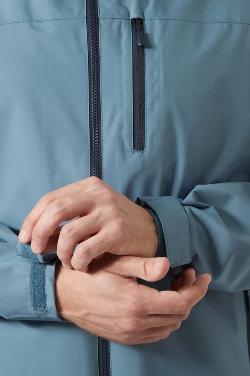  Chaqueta Helly Hansen impermeable y cortavientos, ideal para uso diario o actividades al aire libre con comodidad y estilo. 