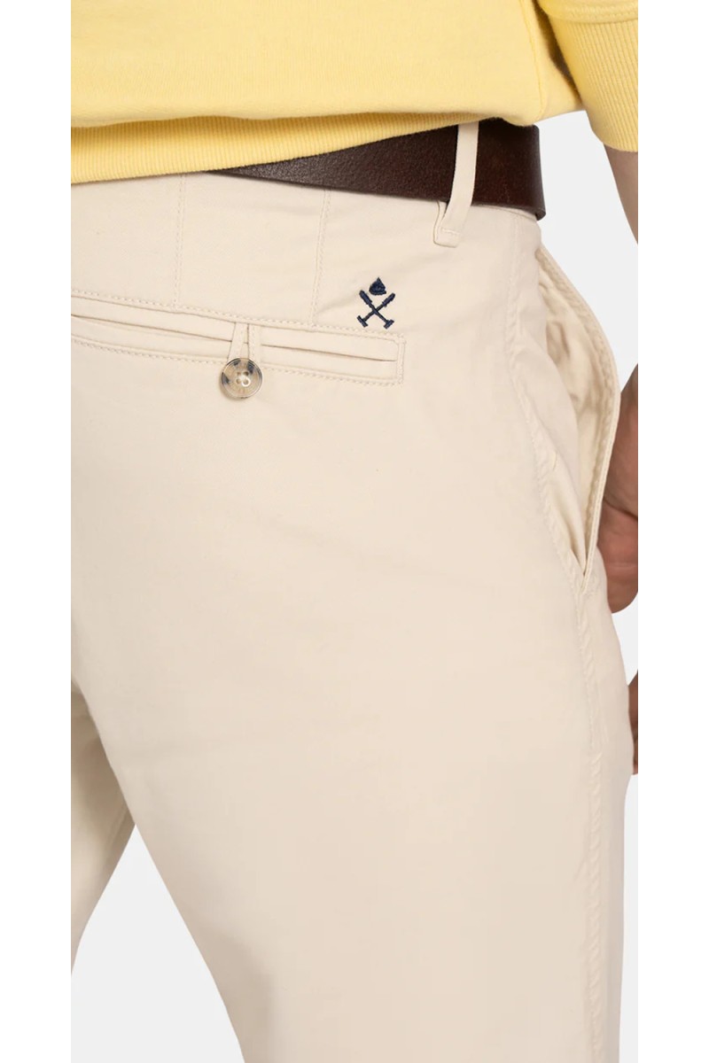  Pantalón Harper chino versátil y cómodo, perfecto para looks casuales o conjuntos más elegantes con estilo actual. 