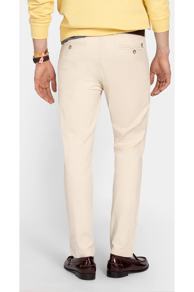  Pantalón Harper chino versátil y cómodo, perfecto para looks casuales o conjuntos más elegantes con estilo actual. 