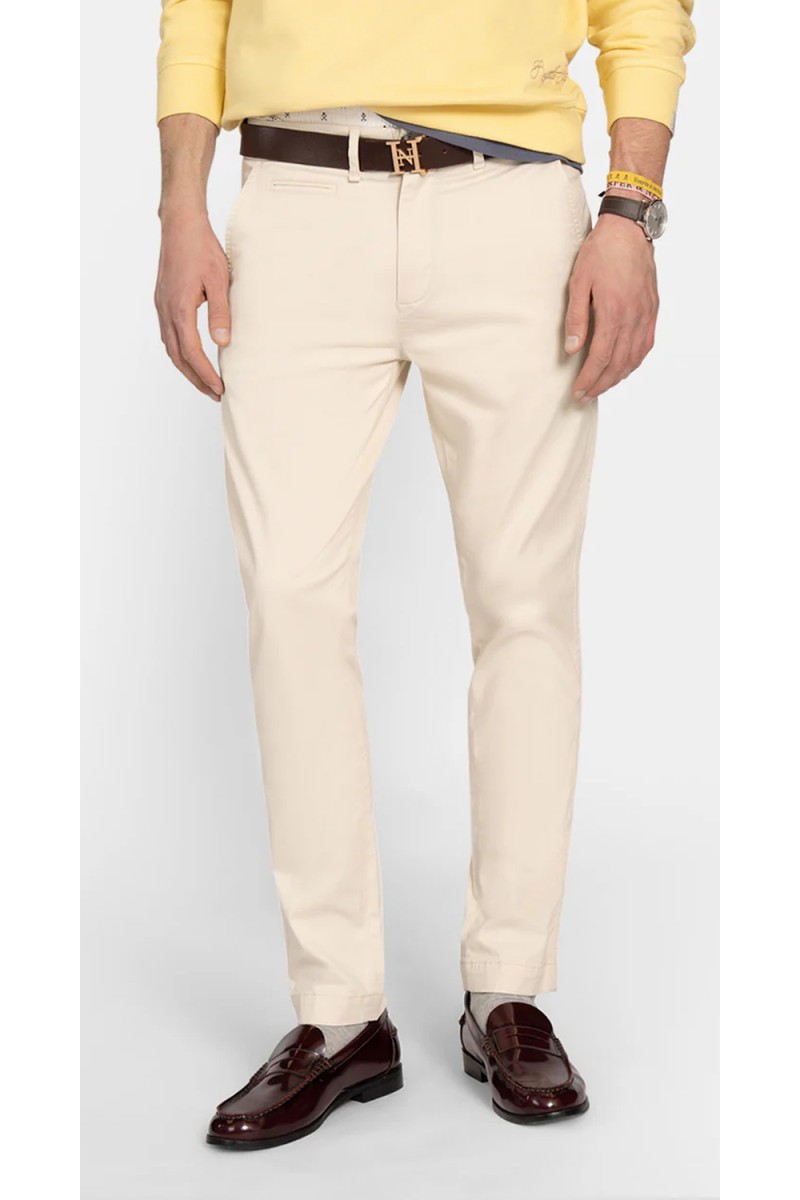  Pantalón Harper chino versátil y cómodo, perfecto para looks casuales o conjuntos más elegantes con estilo actual.  2