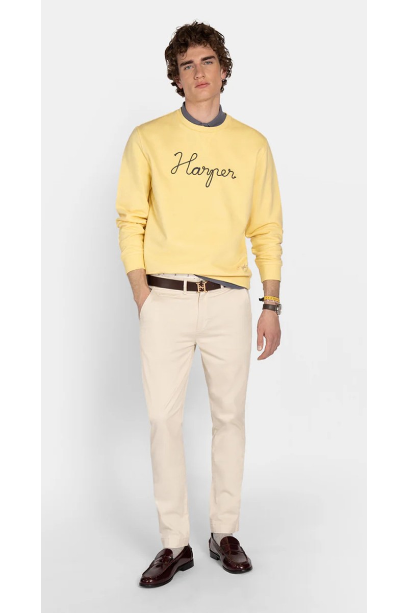  Pantalón Harper chino versátil y cómodo, perfecto para looks casuales o conjuntos más elegantes con estilo actual. 