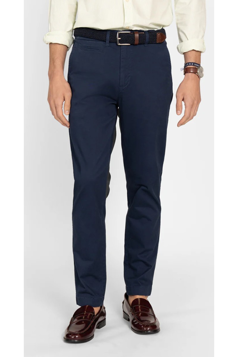  Pantalón Harper chino versátil y cómodo, perfecto para looks casuales o conjuntos más elegantes con estilo actual. 