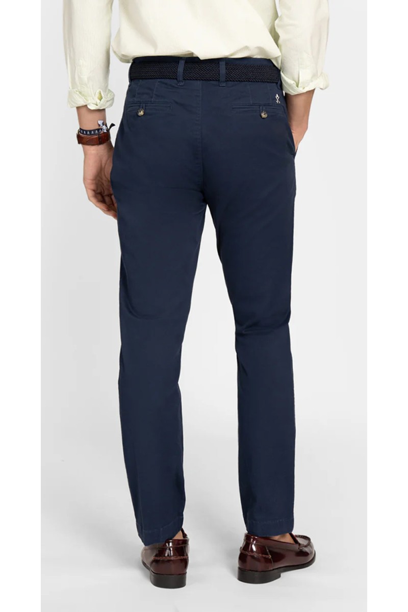 Pantalón Harper chino versátil y cómodo, perfecto para looks casuales o conjuntos más elegantes con estilo actual. 