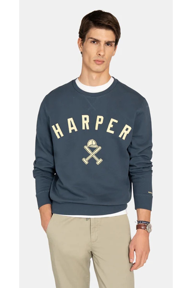 Sudadera Harper con logo bordado, cómoda y versátil, ideal para looks urbanos con estilo atemporal. 